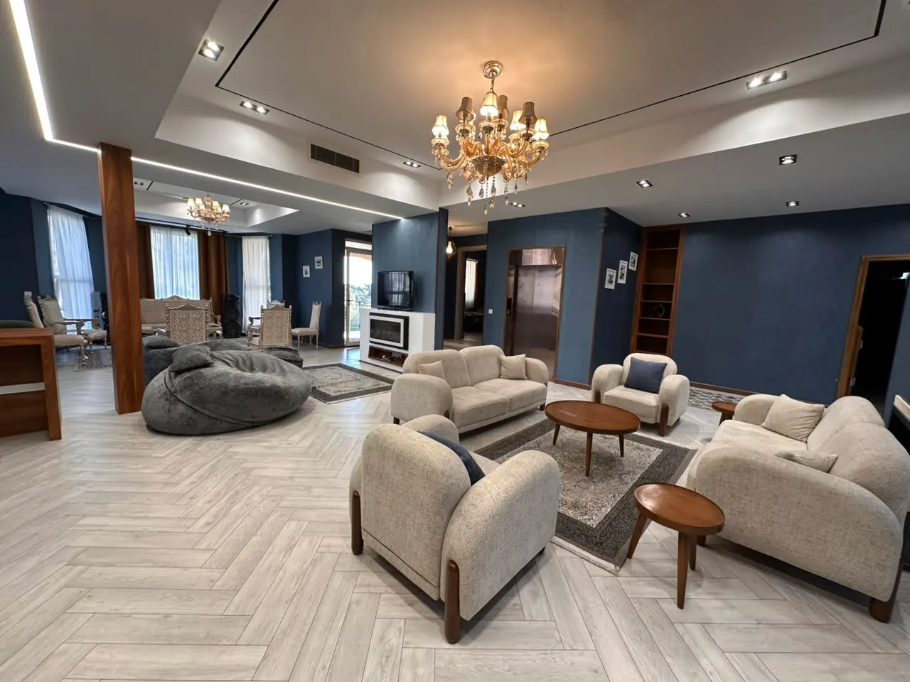 تصویر اجاره ابرویلای مجلل در کردان؛ تجربه اقامت در عمارتی رویایی با بزرگترین استخر و سرسره آبی ایران