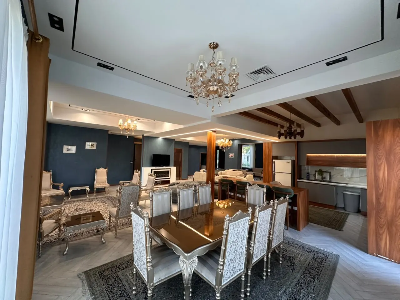 تصویر اجاره ابرویلای مجلل در کردان؛ تجربه اقامت در عمارتی رویایی با بزرگترین استخر و سرسره آبی ایران