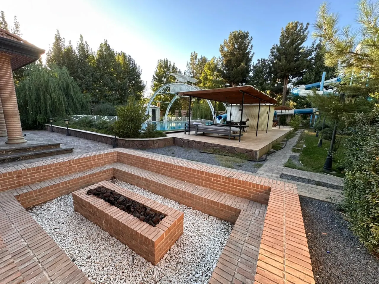 تصویر اجاره ابرویلای مجلل در کردان؛ تجربه اقامت در عمارتی رویایی با بزرگترین استخر و سرسره آبی ایران