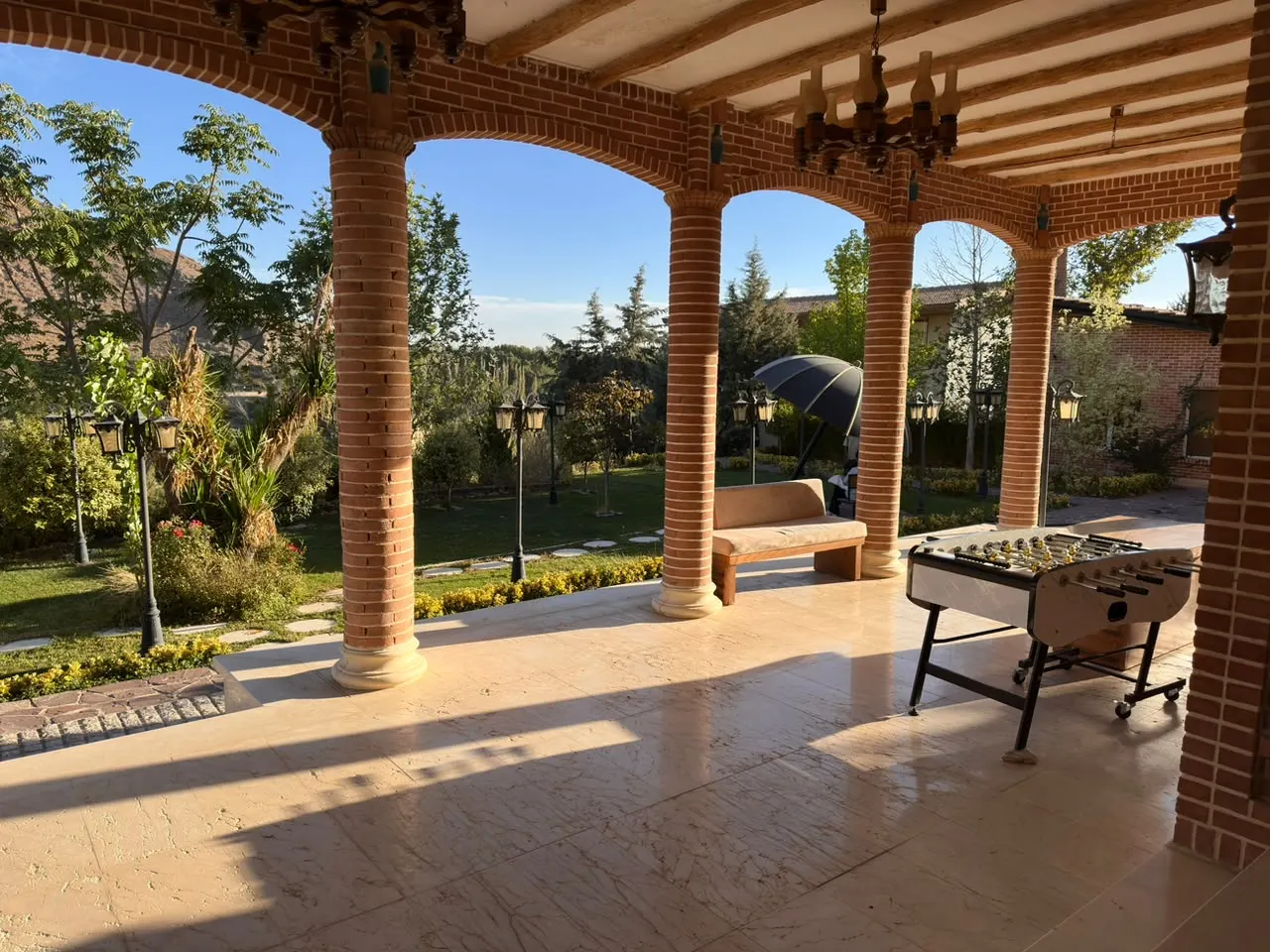 تصویر اجاره ابرویلای مجلل در کردان؛ تجربه اقامت در عمارتی رویایی با بزرگترین استخر و سرسره آبی ایران