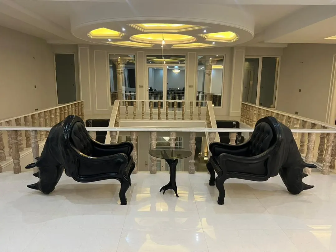 تصویر اجاره عمارت در کردان؛ عمارتی مجلل و رویایی با دو استخر سرپوشیده و روباز