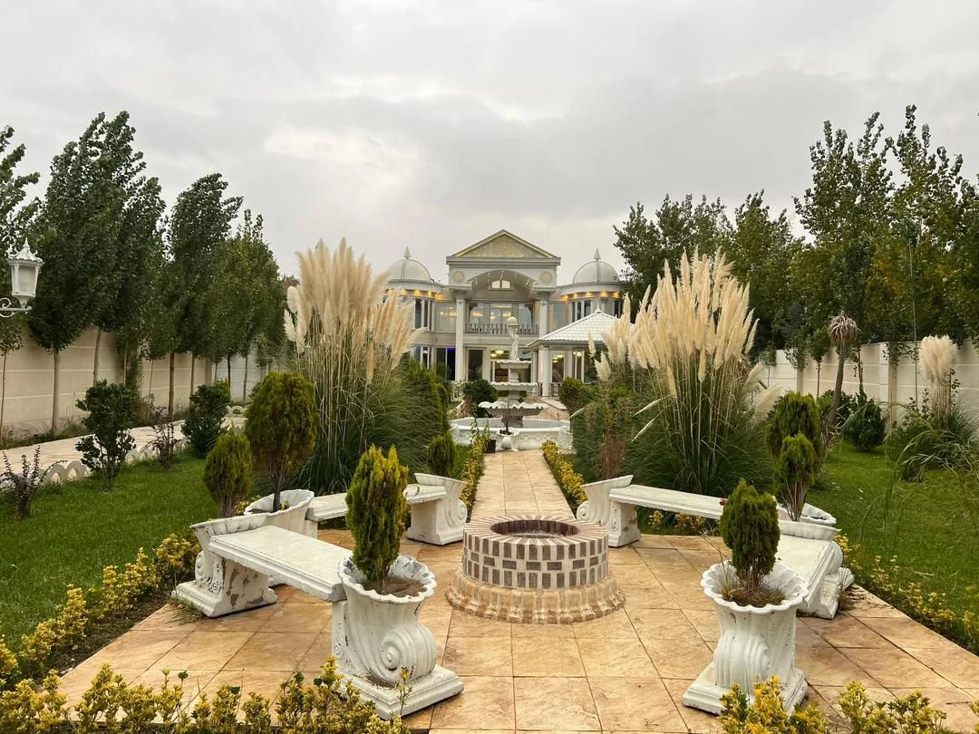تصویر اجاره عمارت در کردان؛ عمارتی مجلل و رویایی با دو استخر سرپوشیده و روباز